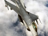 General Dynamics F-16 Fighting Falcon - Image 11
