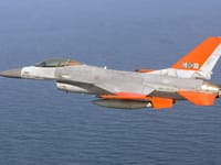 General Dynamics F-16 Fighting Falcon - Image 31