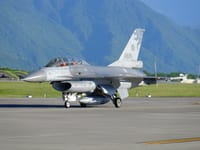 General Dynamics F-16 Fighting Falcon - Image 32