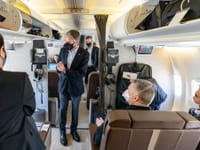 Boeing C-32 - Image 10