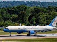 Boeing C-32 - Image 3